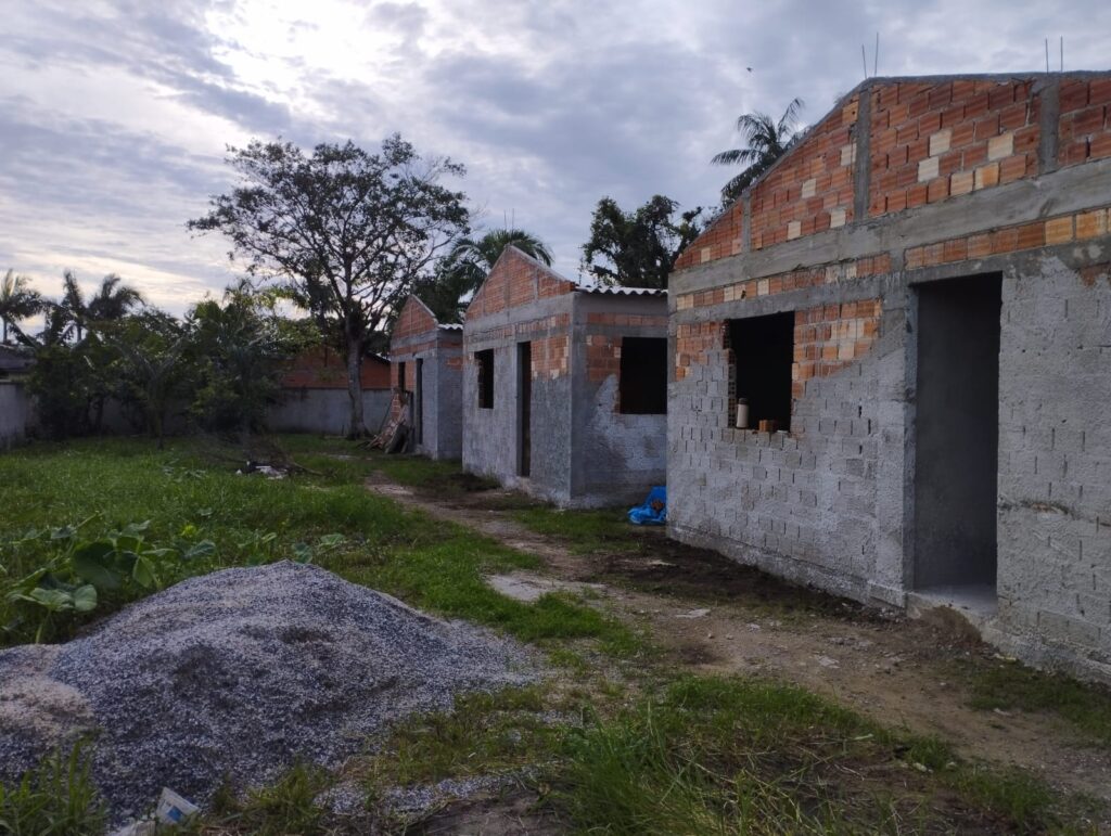 4 casas em condomínio